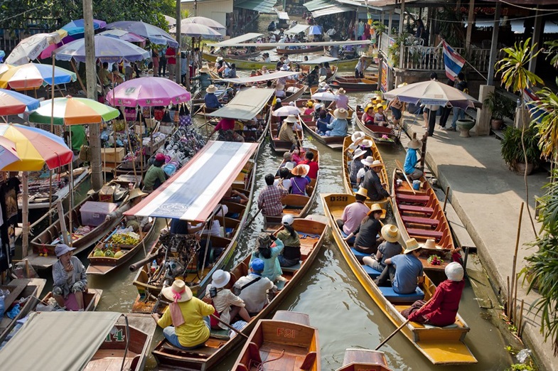 สถานที่ท่องเที่ยวเมืองรอง คือ เมืองราชบุรี ตลาดน้ำดำเนินสะดวก 