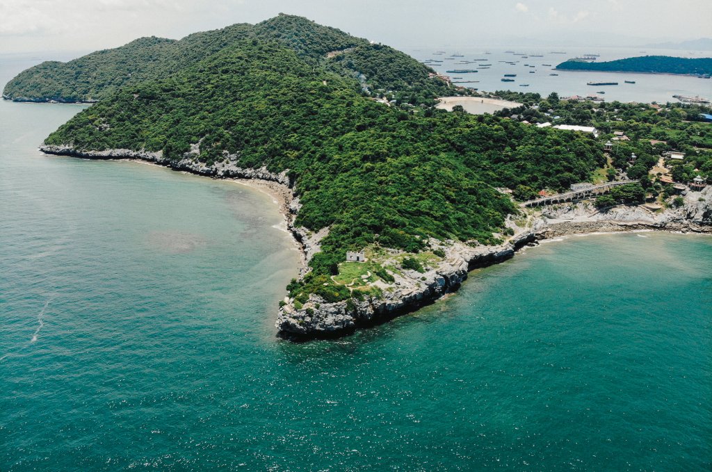 เกาะสีชังสามารถดึงดูดให้นักท่องเที่ยวเดินทางมาเที่ยวได้ เพราะว่าเป็นเกาะขนาดเล็กค่อนข้างเงียบสงบ