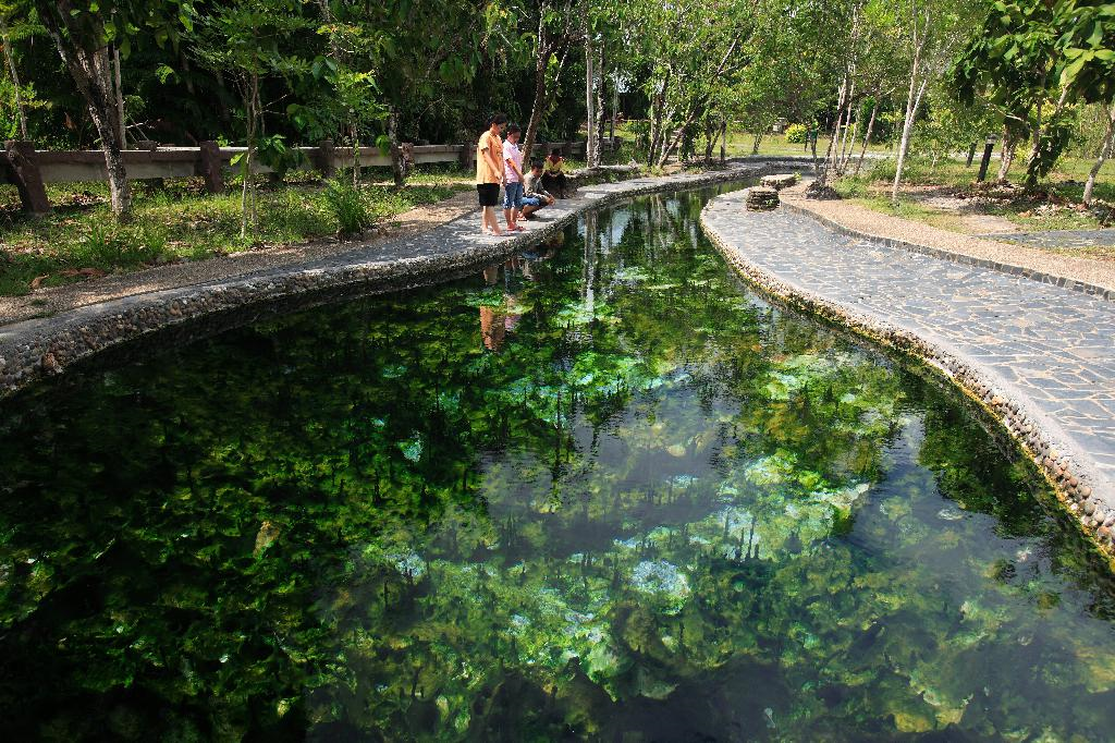 สถานที่ท่องเที่ยว  คือ วนอุทยานบ่อน้ำร้อนกันตัง ก็คือน้ำพุร้อนจากธรรมชาติ มีที่ให้ลงไปแช่น้ำพุในบ่อ
