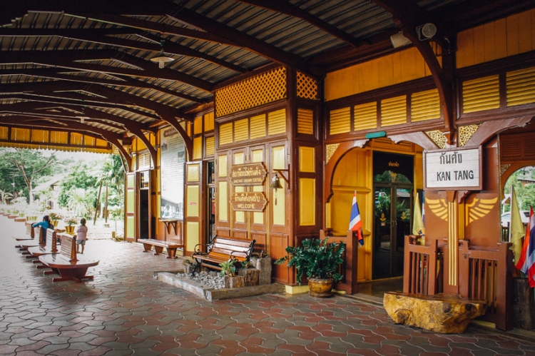 ท่องเที่ยวเมืองตรัง คือ สถานีรถไฟกันตัง เป็นสถานีรถไฟสายสุดท้ายของฝั่งอันดามันสร้างมาตั้งแต่ปี พ.ศ. 2456