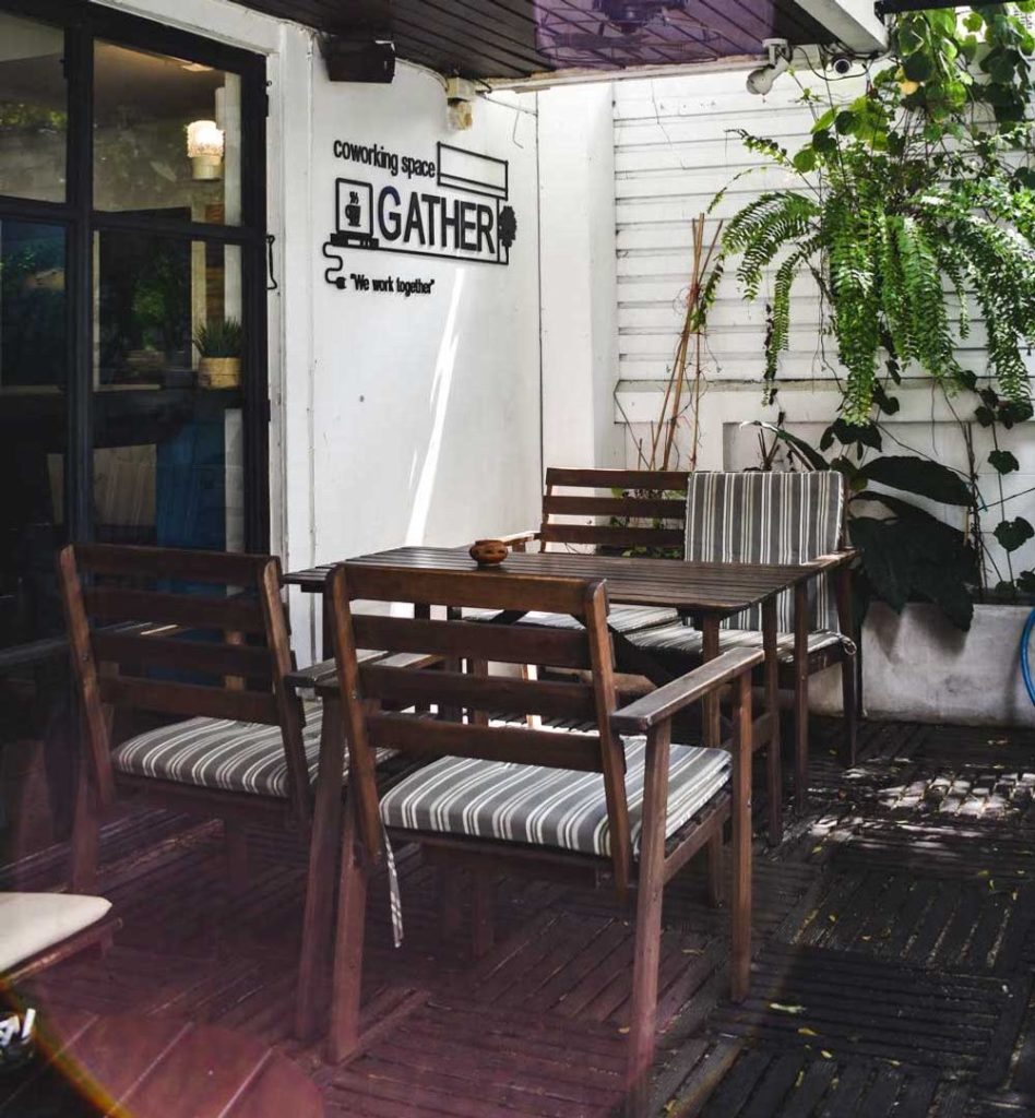 Caféใกล้กรุงเทพ ร้านแรก ที่อยากแนะนำ ก็คือ “Gather Café” Café แห่งนี้ตั้งอยู่ที่ริมทะเลสัตหีบ จังหวัดชลบุรี