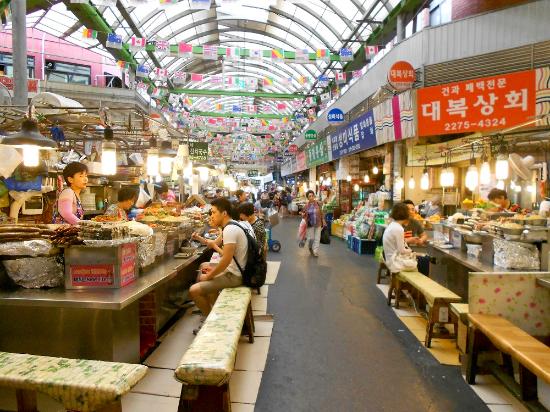 ย่านช้อปปิ้งในกรุงโซล สถานที่ที่สี่ คือ ตลาดทงแดมุน (Dongdaemun Market) ย่านช้อปปิ้งสุดฮิตในกรุงโซล ประเทศเกาหลีใต้ แหล่งแฟชั่นชื่อดัง