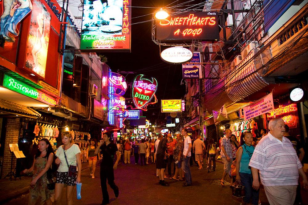 ท่องเที่ยวตลาดใหญ่ใจกลาง เมืองชลบุรี สถานที่ที่สี่ คือ ถนนคนเดินพัทยา