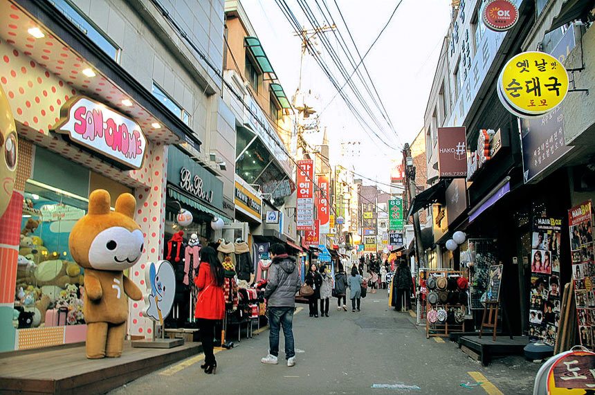 ย่านช้อปปิ้งในกรุงโซล สถานที่ที่ห้า คือ ย่านอีฮวา (Ewha Shopping Street) ย่านช้อปปิ้งสุดฮิตในกรุงโซล ประเทศเกาหลีใต้ เป็นแหล่งช้อปปิ้งที่เอาใจสาว ๆ
