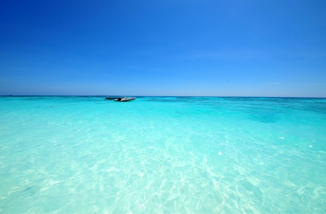 เกาะตาชัย เกาะที่มีสีของน้ำทะเลเป็นสีฟ้าสดใส 